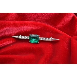 Vintage Art Deco Style Emerald Green Glass Rhinestone Silver Tone Bar Brooch Pin